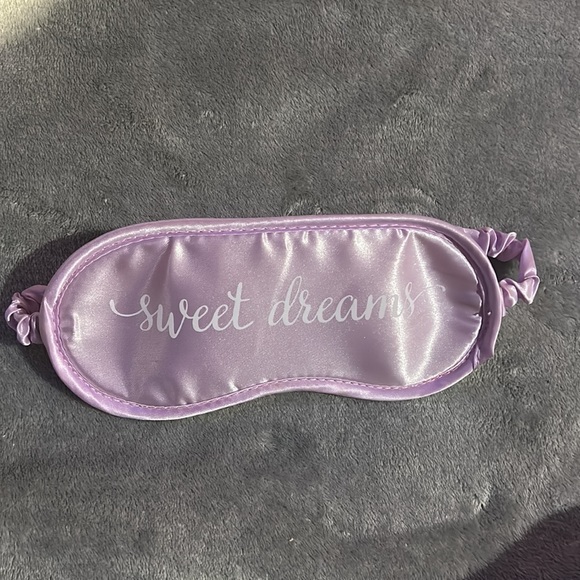 This is a purple sleeping mask. There’s no size it fits all. - Picture 2 of 3